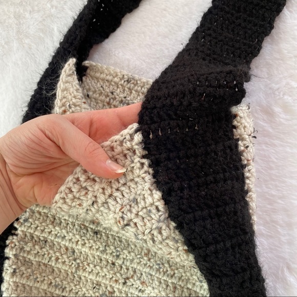 Granny Knit Oatmeal And Black Colored Bag - Picture 2 of 6